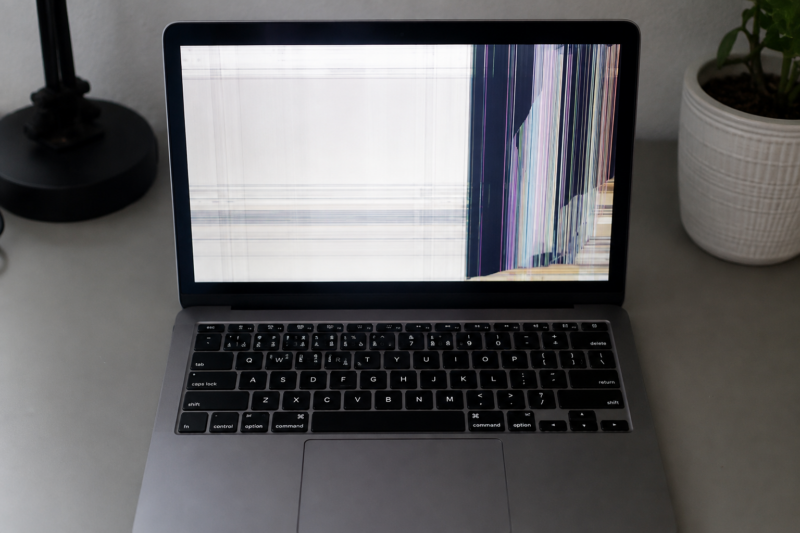 Otwarty MacBook na stole serwisowym podczas naprawy w Warszawie
